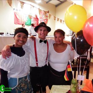 Drie van die flink “kelners” tydens Gansbaai Academia se Voedselfees. Van links is Megan Pieterse, Izaan Newman en Nazli Ellis.