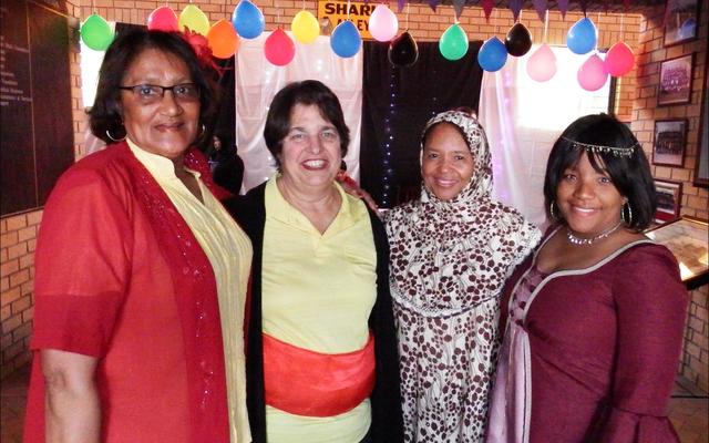 Julia Wilson (links) van die “Duitse tafel” tydens Gansbaai Academia se fees, staan hier saam met Marie Fourie, Charmaine Visser en Erin Adams.