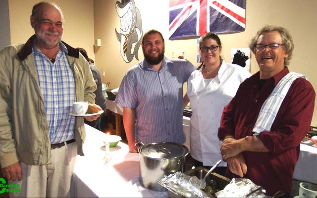 Ernst Nieuwoudt (links), voormalige voorsitter van Academia se beheerliggaam, word van links deur Gericke van Eck, Annike Rossouw en Wayne Devitt bedien.