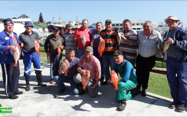 Saterdag, 9 September se boothengelkompetisie van die Birkenhead Boothengelklub, het relatief gelykop verloop. Voor van links is Quintan, Juan van der Merwe en Hennie Groenewald. Agter van links is Danie Fourie, George Rowan, Sampie Louwrence, Leon Engelke, Bev Swart, Piet le Roux, Jean Downing, Ben Uys, Boetie Bosman (Inweegmeester) en Gavin Engelbrecht. 