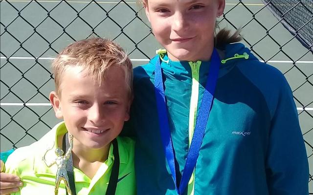 Stefan Stieger het as wenner weggestap in die Seuns o/10 afdeling van die Wilson Top 8 Meesters Tennistoernooi.  Hy en Nel Stieger het  verlede Saterdag, 9 September  aan die toernooi deelgeneem.  Nel het ‘n 8ste plek in die Dogters o/11-afdeling verwerf. 