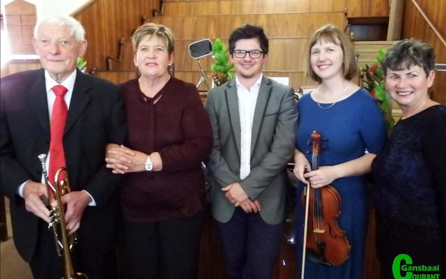 Sondagaand se 5-ster deelnemers aan die korefees is van links: Jack White van De Kelders (trompet), Aletta Löchner van De Kelders (organiseerder en koorleidster), Winand Grundling van Stellenbosch (orrel), Helena van der Merwe van Somerset-Wes (viool) en Annelene Reinke van Pearly Beach (begeleidster).