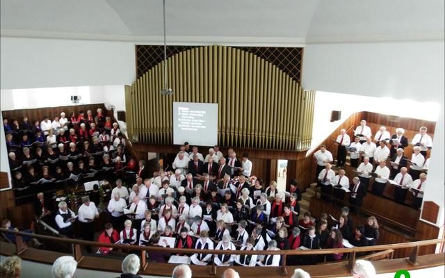 Die massakoor het die koorfees Sondag luisterryk afgesluit in die plaaslike NG kerk. 