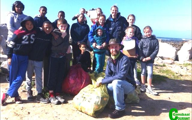 Leerders van Laerskool Gansbaai en Gansbaai Primêr het skouer aan skouer saam met Christoff Longland gewerk om hul deel te doen vir die bewaring van ons planeet.