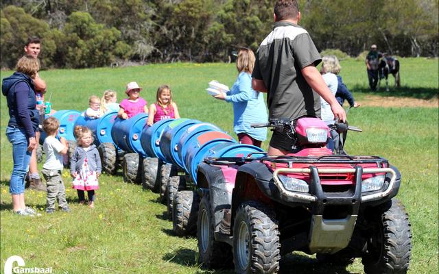 4x4 entoesiaste word van jongs af gekweek deur hul ouers.  Hier baljaar die kleingoed op ‘n vierwielmotorfietstreintjie.  Springkastele en perdryritte het die jongklomp goed laat slaap Saterdagaand.  Uitstekende toesighouers wat uit onderwysers en die leerlingraad bestaan het, het bygedra tot ‘n sorvrye gesinsdag.