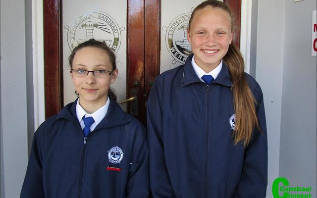 Laerskool Gansbaai se twee talentvolle kunstenaars, Danelle Hamman (links) en Kyra van Niekerk, wat met medaljes en sertifikate tydens die Overberg Kinderkuns Kompetisie beloon is.