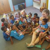 Mickyla Groenewald en vriende het vir die kinders by Rainbow kids beferf met kos en geskenkies.