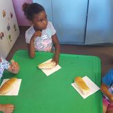 Mickyla Groenewald en vriende het vir die kinders by Rainbow kids beferf met kos en geskenkies.