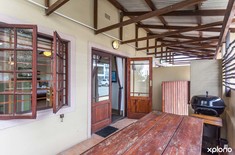 Gansbaai_town_lodge_outside_seating_and_bbq_1519909133