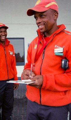 Gansbaai_Shell_friendly_staff_1521542505