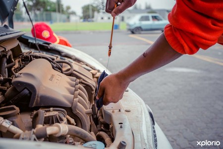 Gansbaai_Shell_checking_oil_1521542572