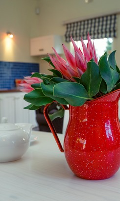 Reed_cottage_dining_area_fresh_flowers_1530798732