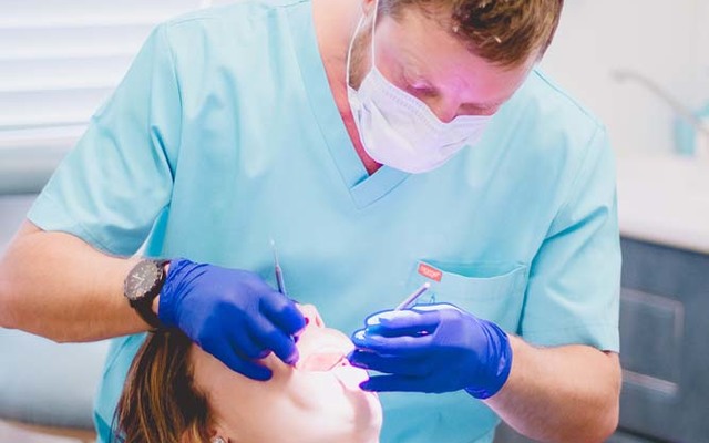 Righardt_dentist_examining_patient_1510741021_1547544613