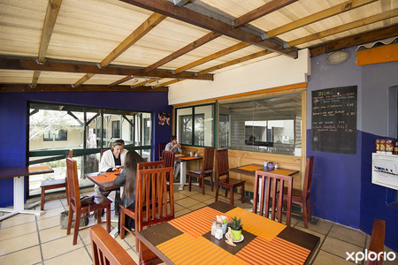 betty_s_bay_coffee_shops_smile_and_wave_countryard_cafe_inside_1540376534_1548423067