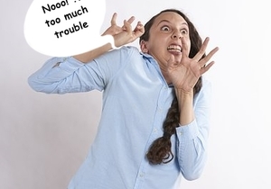 Hoekom skuil mense agter die 