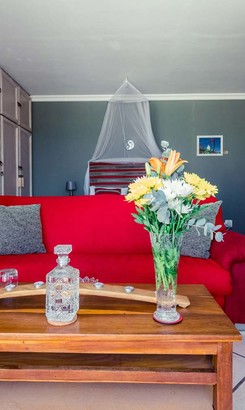 Walkerbay_accomodation_room_1_lounge_1549363010