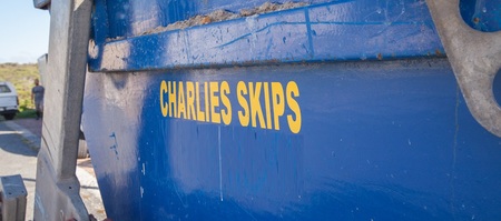struisbaai_charlies_transport_movers_work_truck_skip_close_up_1549616312