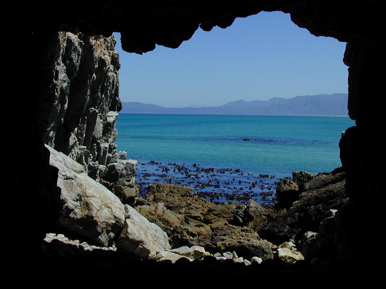 Discover the amazing caves close to Die Plaat First Beach