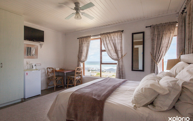 Struisbaai - Oceanview Guesthouse / B&B - Bedroom
