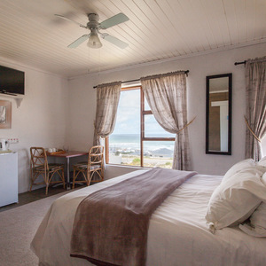 Struisbaai - Oceanview Guesthouse / B&B - Bedroom