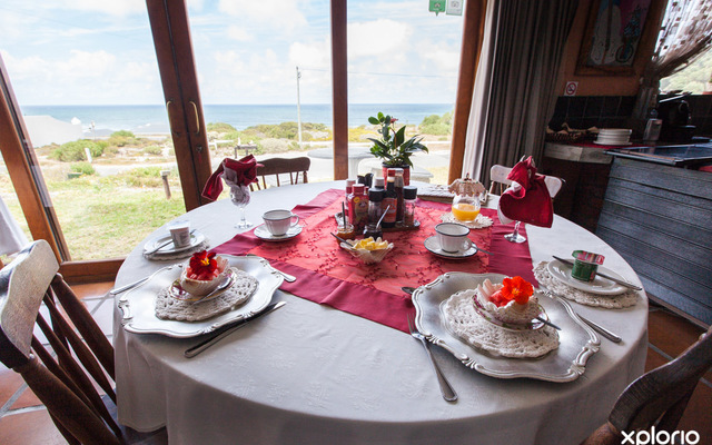Struisbaai - Oceanview Guesthouse / B&B - Dining Table