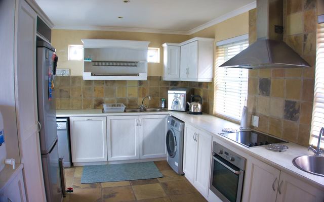 Seeff Struisbaai - Home in “Skulpiesbaai” - Kitchen