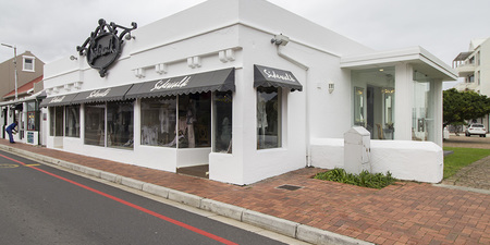 hermanus_clothing_boutique_sidewalk_outside_view_1564409114