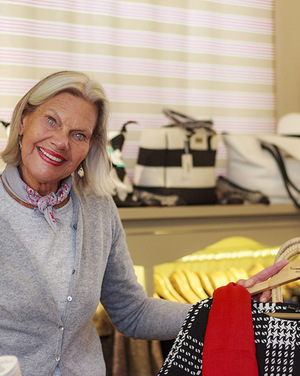 hermanus_clothing_boutique_sidewalk_owner_1564409128