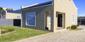 hermanus_accommodation_self_catering_6b_schneider_cottage_outside_view_1563455661_1566400043
