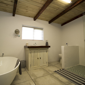 kleinmond_accommodation_njr_cottage_bath_room_1537944587_1568278626