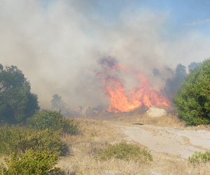 Rookwolke omring dorp