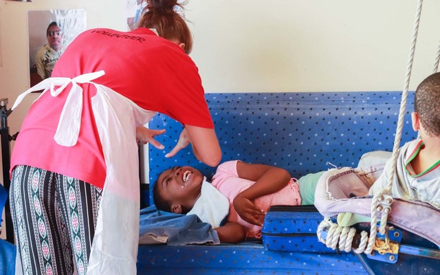 Elim_home_volunteer_interacting_with_girl_1518417940_1573474962