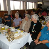 Dames kuier gesellig saam