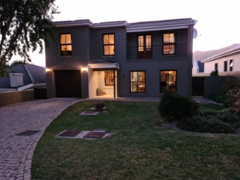R3,300,000 | 3 Bedroom House For Sale in Hemel en Aarde Estate