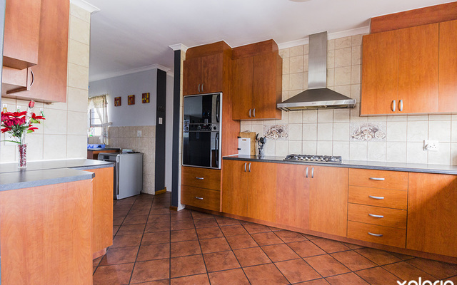 gansbaai_accommodation_the_blue_tuscan_villa_big_kitchen_1565946122_1595247363