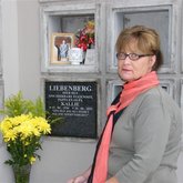 Die eerste nissie met steen. Ex koster van die gemeente