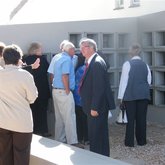 Gemeente lede bekyk die gedenkmuur