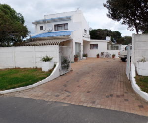 5 Bedroom House For Sale In Gansbaai - R1,540,000