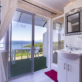 Protea Room Bathroom - On The Rocks B&B - Xplorio™ Gansbaai