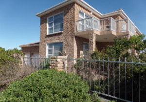 3 Bedroom House For Sale in Perlemoenbaai - R2,400,000