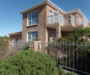 3 Bedroom House For Sale in Perlemoenbaai - R2,400,000