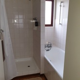 Bath and Shower - Guppy Huys - Xplorio™ Gansbaai