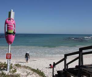 NSRI PINK BUOY DONATED TO CASTLE BEACH