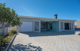 R3,200,000 | 5 Bedroom House For Sale in Struisbaai
