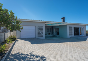R3,200,000 | 5 Bedroom House For Sale in Struisbaai