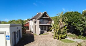 R2,700,000 | 4 Bedroom House For Sale in Pearly Beach