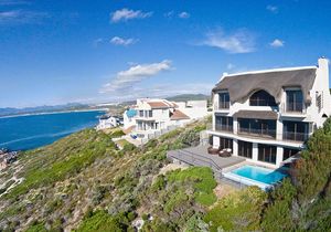 Luxury Ocean-Front Holiday Home in De Kelders, Gansbaai!