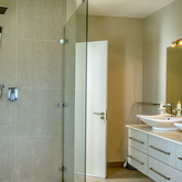 Villa 2 Bedroom Bathroom - Stanford's Cove Villa - Xplorio™ Gansbaai