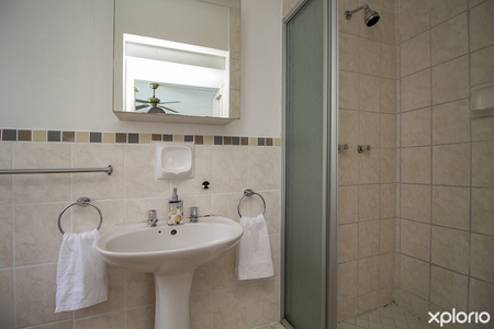 bredasdorp_accommodation_rooftops_guest_house_accommodation_shower_1642759411