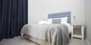 kleinmond_accommodations_kleinmond_lodge_grey_light_blue_bedroom_1552392544_1648217199